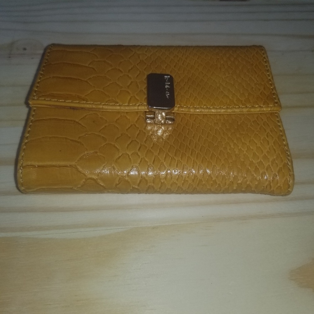 Liz Claiborne trifold wallet - Picture 4 of 4